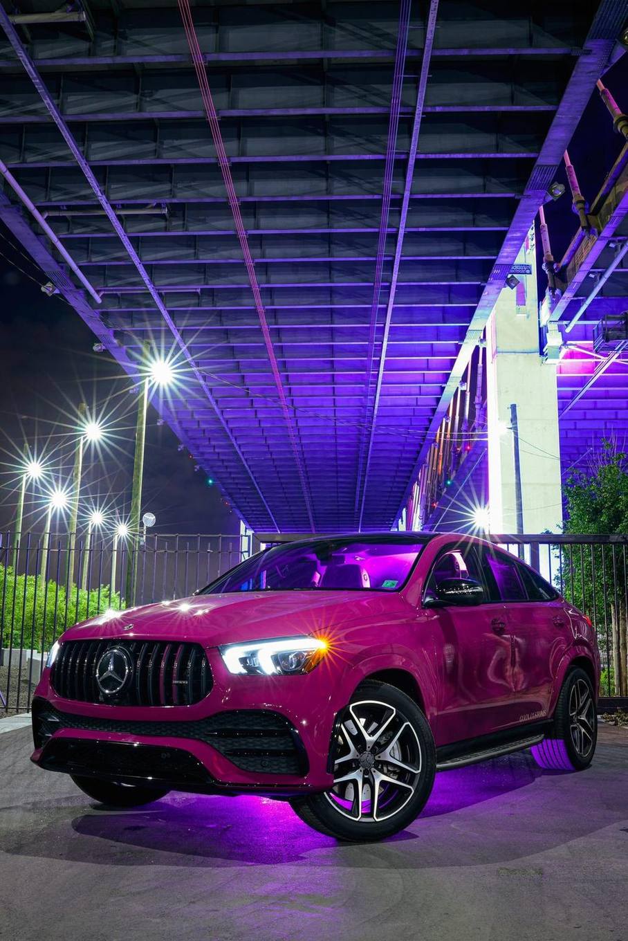 Color-change wrap under bridge · Mercedes GLE